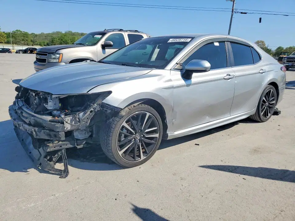 4T1B11HK5JU589683 — 2018 Toyota Camry, Передня частина (Front End), фото до ремонту