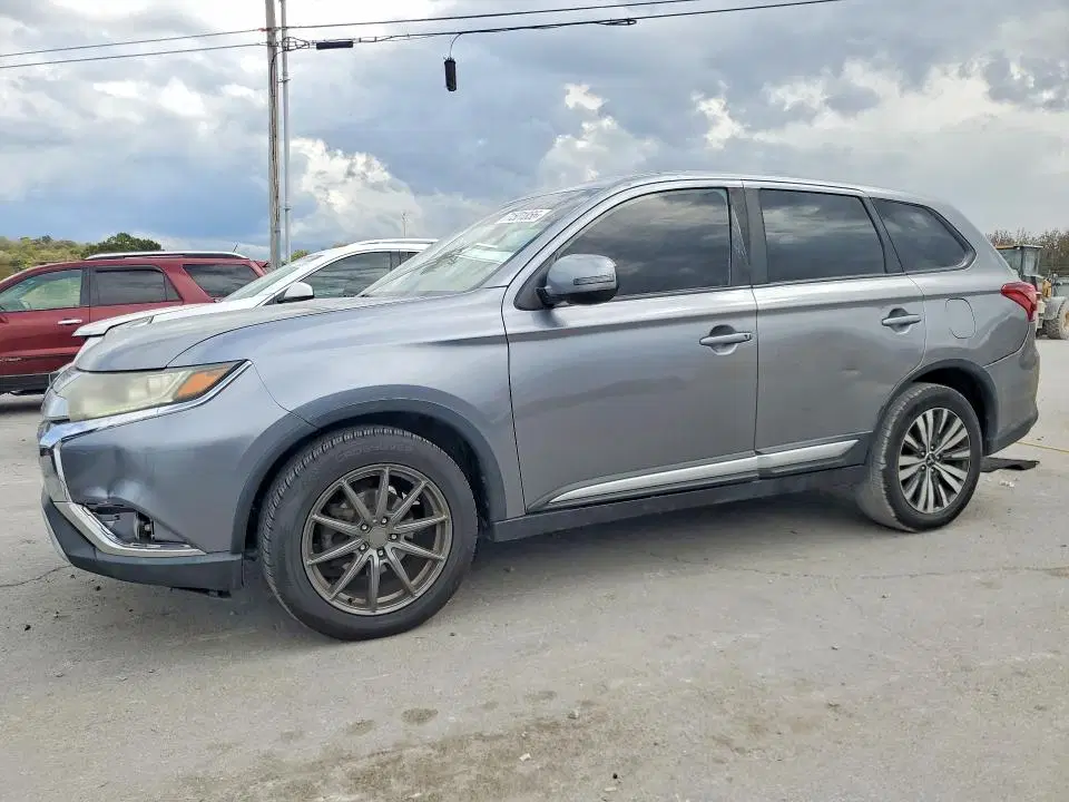 JA4AD3A30KZ048464 — 2019 Mitsubishi Outlander, Задняя часть (Rear End), фото до ремонта
