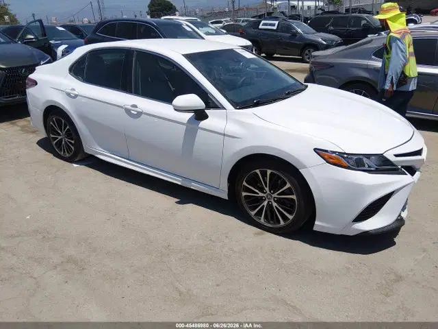 4T1B11HK0JU068340 — 2018 Toyota Camry SE, Передняя часть слева (Left Front), фото до ремонта