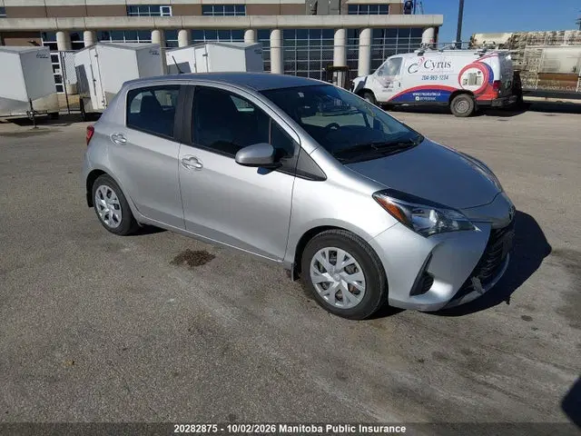 VNKKTUD31JA092363 — 2018 Toyota Yaris LE, Град (Hail), фото до ремонта
