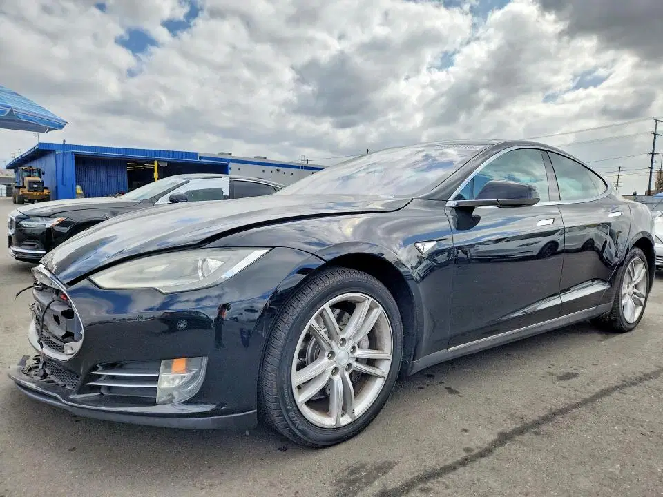 5YJSA1CN2DFP28025 — 2013 Tesla Model S, Передняя часть (Front End), фото до ремонта