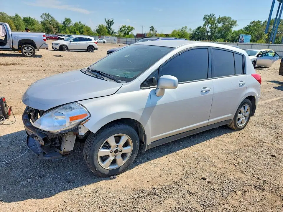 3N1BC13E37L425385 — 2007 Nissan Versa, Передняя часть (Front End), фото до ремонта
