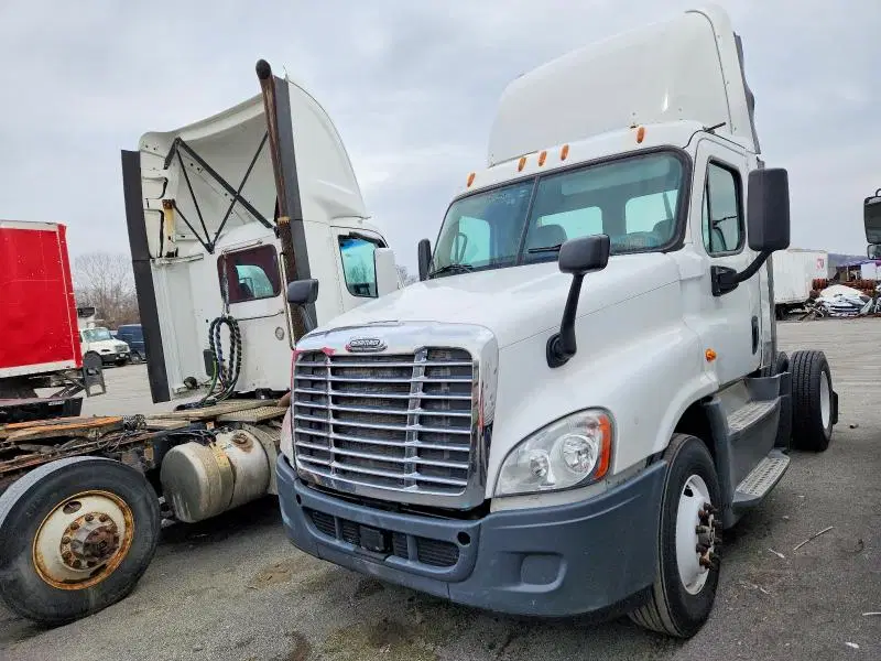 2016 FREIGHTLINER CASCADIA 1 VIN 1FUBGEDV4GLHC5673 фото 2