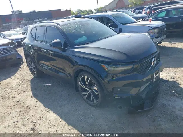 YV4162UM6M2404438 — 2021 Volvo XC40 T5 R-Design, Передняя часть (Front), фото до ремонта
