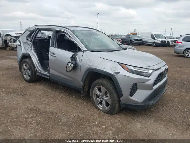 2T3R1RFVXNC304372 — 2022 Toyota RAV4 XLE, Левый бок (Left Side), фото до ремонта