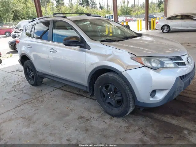 2T3BFREV3FW230300 — 2015 Toyota RAV4 LE, Передняя часть слева (Left Front), фото до ремонта
