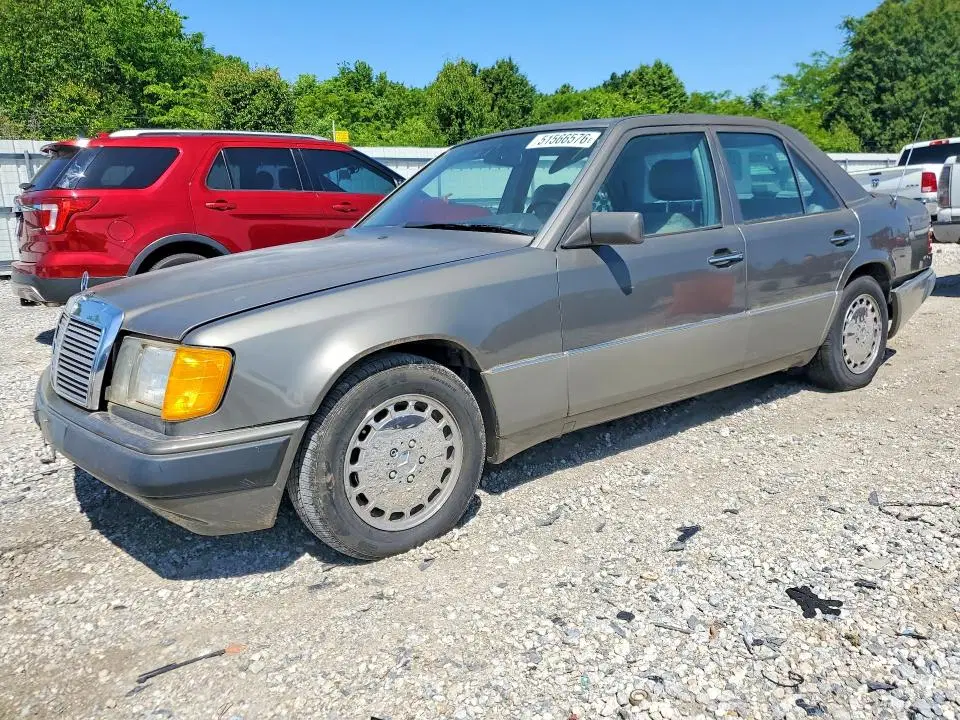 WDBEA28E5PB998657 — 1993 Mercedes-Benz 300, Задняя часть (Rear End), фото до ремонта
